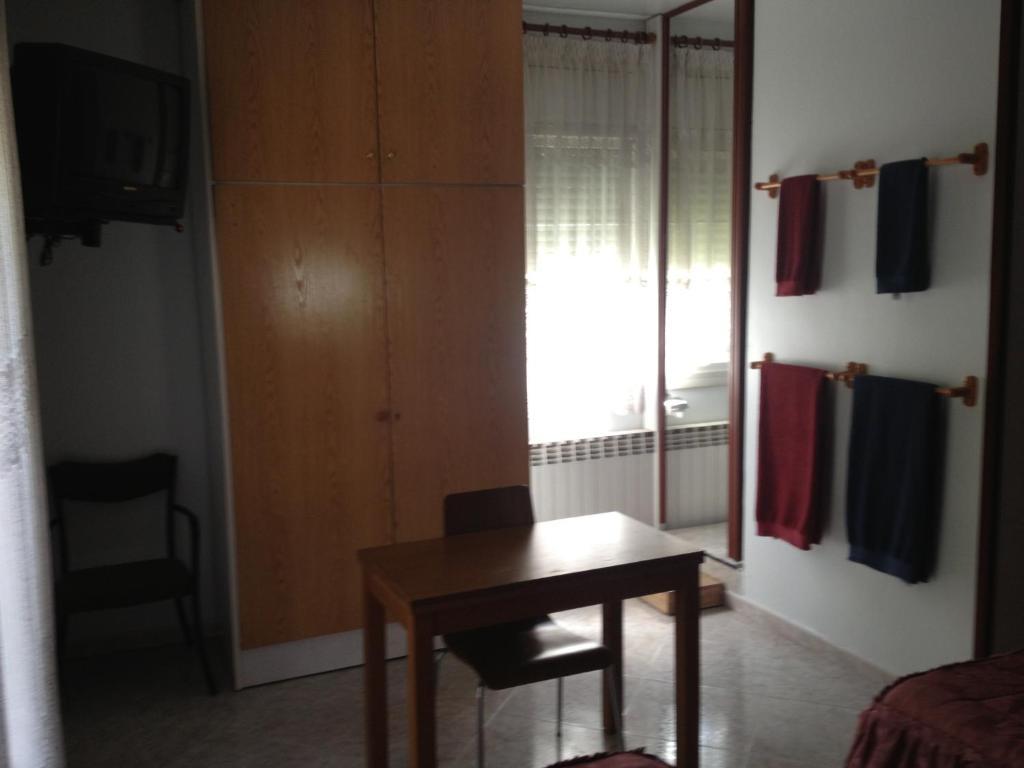Hostal Porta De Ferro Sant Boi de Llobregat Zewnętrze zdjęcie