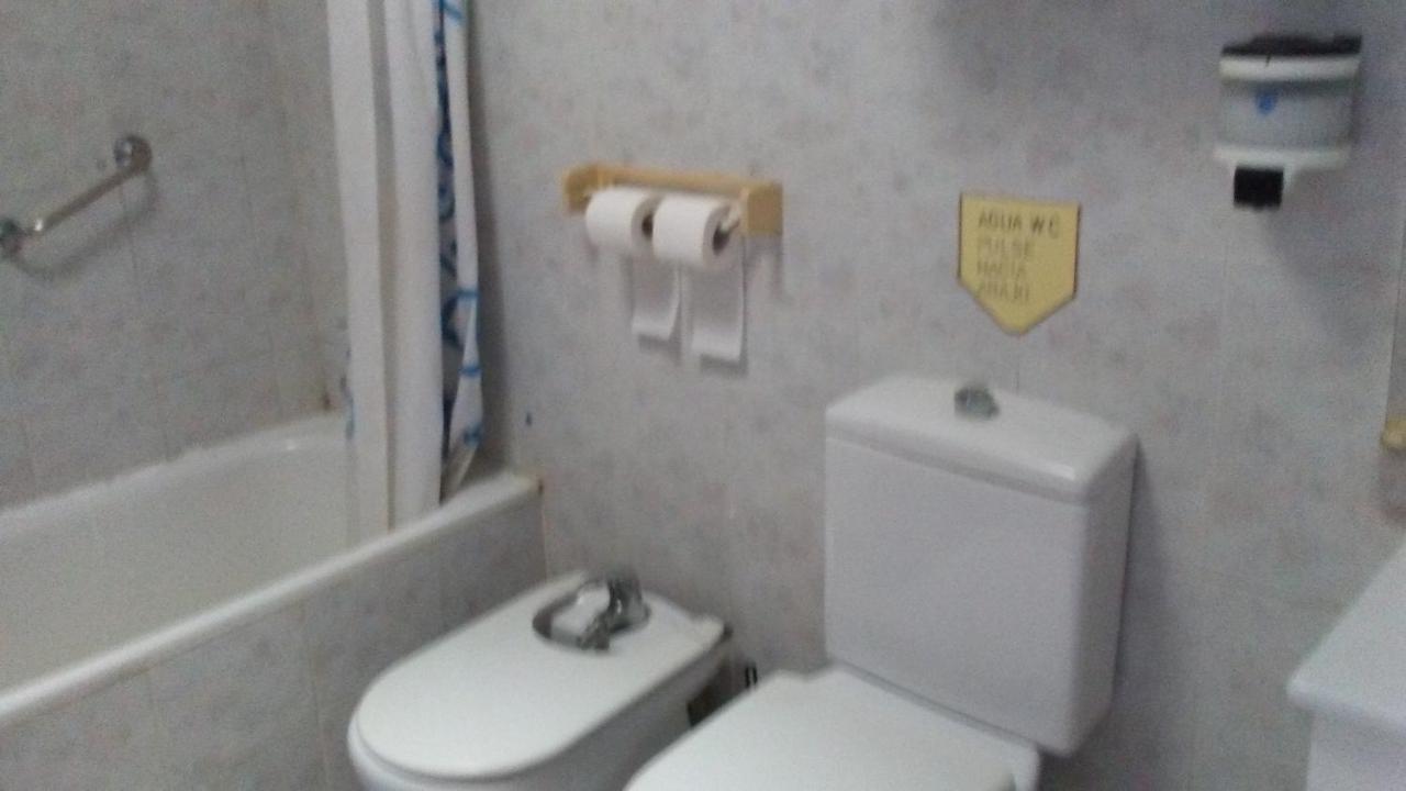 Hostal Porta De Ferro Sant Boi de Llobregat Zewnętrze zdjęcie